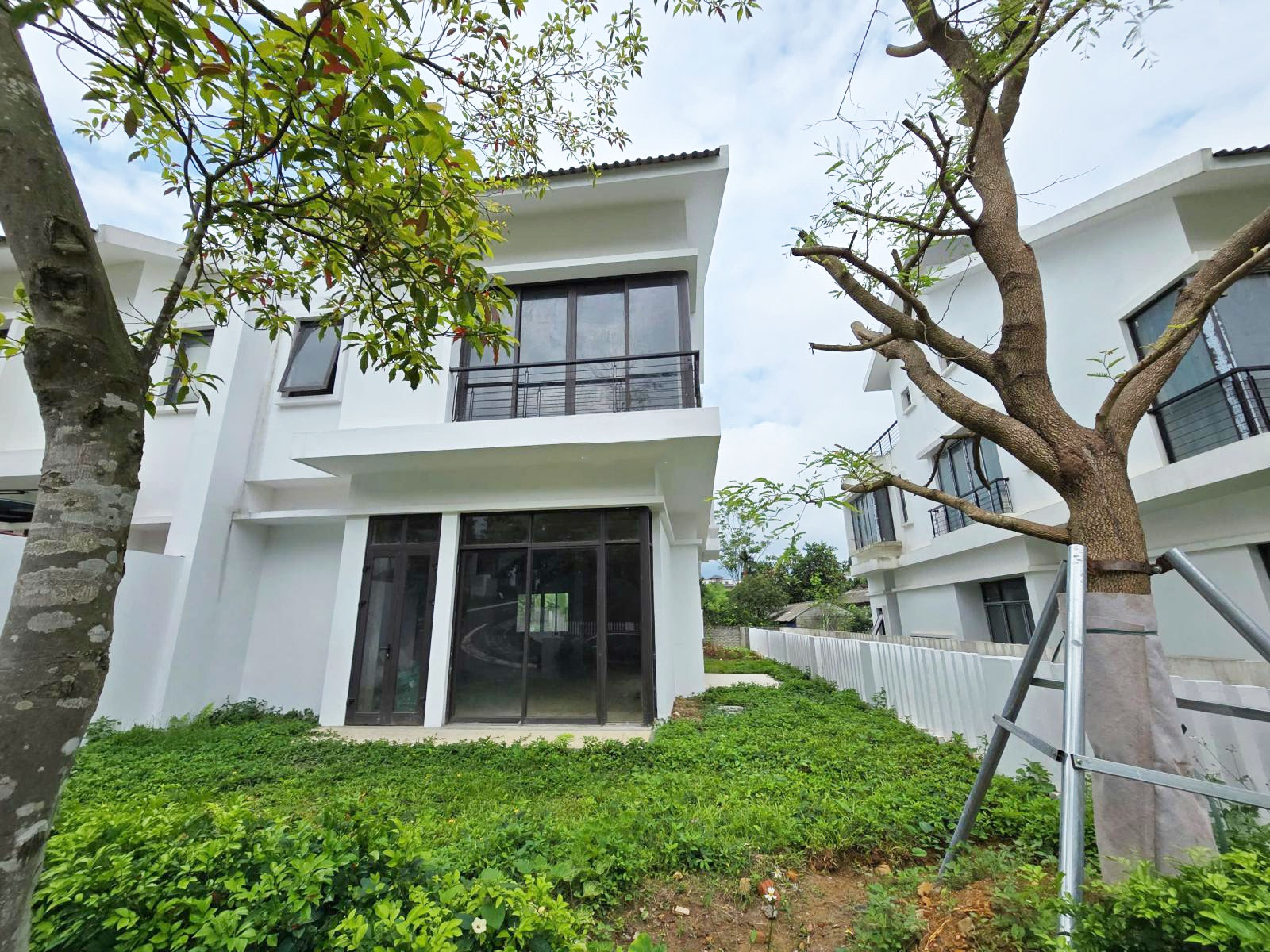 Chính chủ bán biệt thự Xanh 255m2 mặt suối giá rẻ